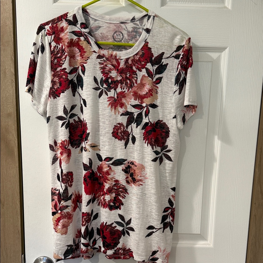 Maurices Red and Black Floral Short Sleeve Top